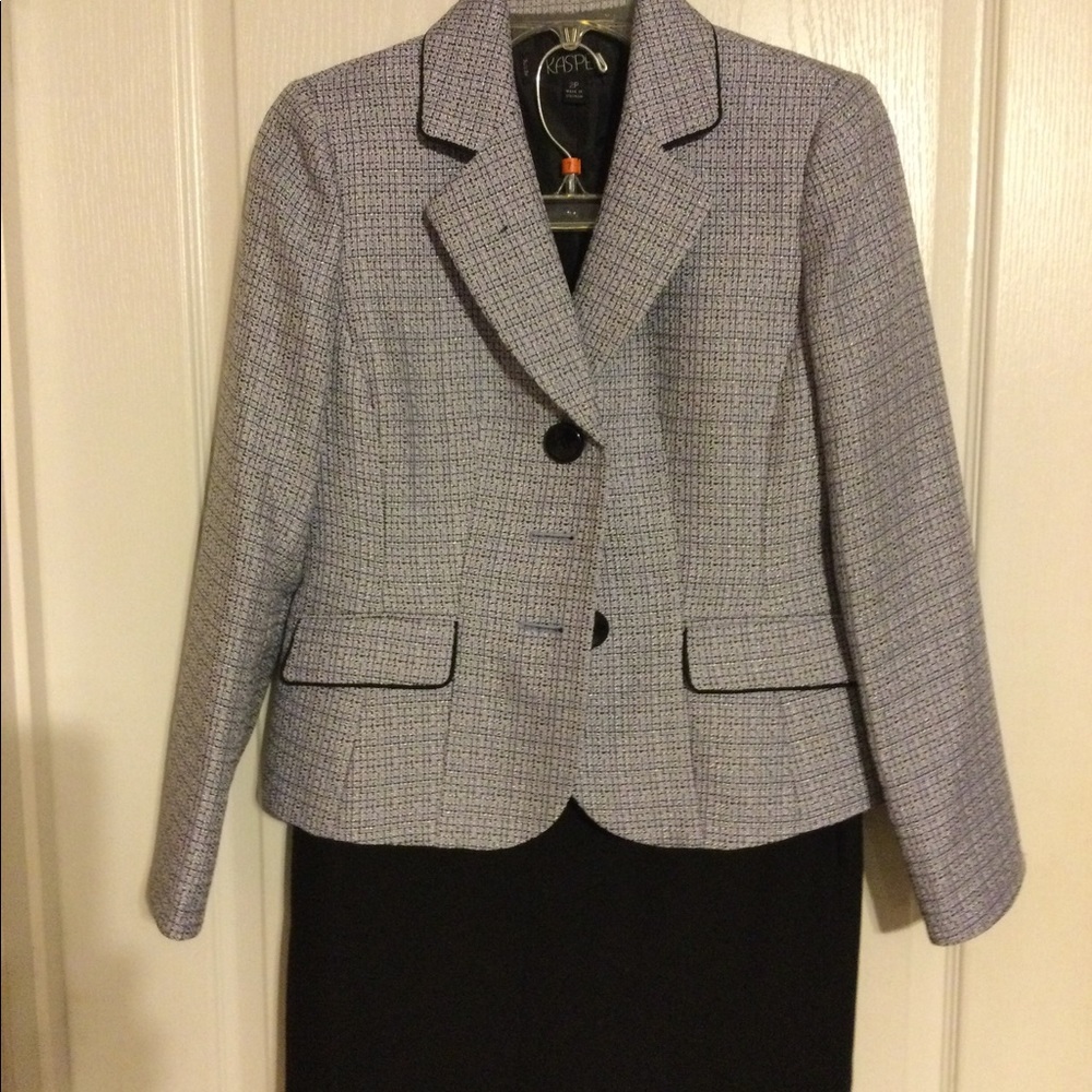 Skirt suit